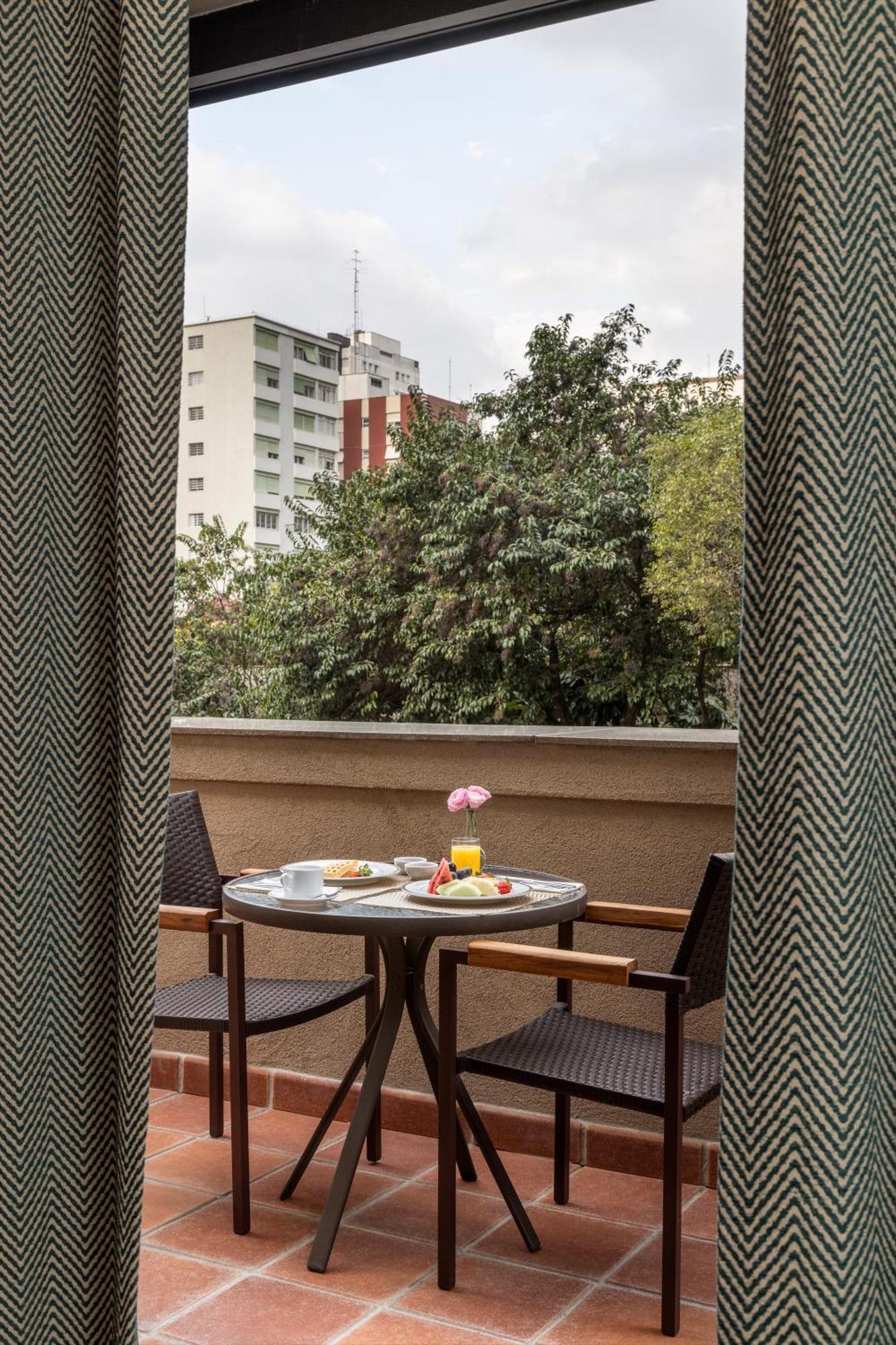 L'Hotel Portobay Σάο Πάολο Εξωτερικό φωτογραφία A view of the balcony of a suite at the hotel